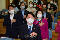 [포토] 국민의례하는 안철수 국민의힘 의원