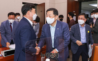 [포토] 여야 의원들과 인사 나누는 윤석관 산자중기 위원장