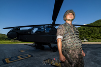 [포토] 항공작전 훈련 후 브리핑 하는 최재혁 대령