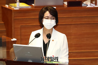 [포토] 대정부질문 출석한 이영 중소벤처기업부 장관