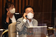 [포토] 통화하는 이재명 민주당 의원