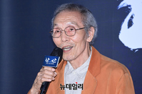 [포토] 한산 찾은 오영수 "우리는 깐부잖아~"