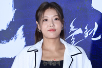 [포토] 한산 시사회 찾은 유빈, 빠져드는 미소