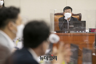 [포토] 회의 주재하는 전해철 환경노동위원회 위원장