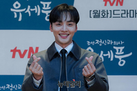 [포토] 유세풍 김민재, 팬에 드리는 손하트