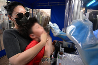 [포토] 코로나로 다시 붐비는 선별진료소