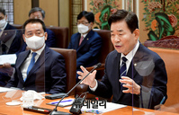 [포토] 기자들의 질문에 답하는 김진표 국회의장