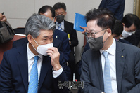 [포토] 대화 나누는 강석훈 산업은행 회장과 윤종원 중소기업은행장