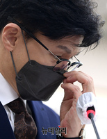 [포토] 안경을 고쳐쓰는 한동훈 법무부 장관