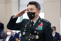 [포토] 거수경례 하는 김승겸 합참의장