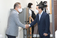 [포토] 경찰국 출범, 악수하는 이상민·김순호