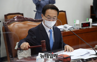 [포토] 의사봉 두드리는 조해진 국회 정보위원장