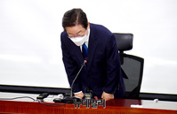 [포토] 인사하는 이재명 민주당 당대표 후보