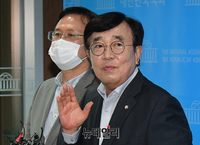 [포토] 취재진의 질문에 답하는 서병수 전국위의장