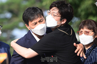[포토] 만기출소한 안희정, 지지자와 포옹
