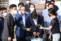 [포토] 고개 숙여 인사하는 안희정