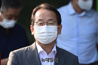 [포토] 안희정 출소 기다리는 강준현 민주당 의원