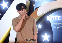 [포토] 갈색병 패션으로 등장한 배우 이진욱