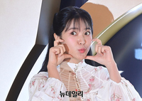 [포토] 레드카펫 예리, 팬이 주문한 '볼하트' 나왔어요