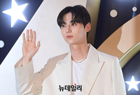 [포토] 팬 몰고 등장한 황민현