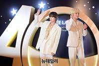 [포토] 위너 김진우-강승윤 "40주년 축하해요"