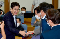 [포토] 참석자들과 인사 나누는 권성동 원내대표