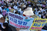 [포토] '취학 학제 개편안' 반대하는 학부모들 "대통령 면담을 요구한다"