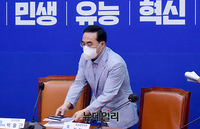 [포토] 비대위 입장하는 박홍근 민주당 원내대표