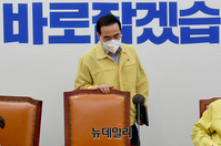 [포토] 입장하는 박홍근 더불어민주당 원내대표