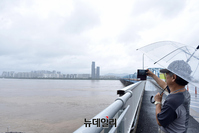 [포토] 물에 잠긴 한강공원