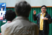 [포토] 이재민 대피소 찾은 박일하 동작구청장