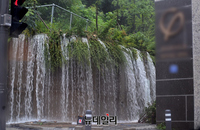 [포토] 기록적인 폭우에 폭포처럼 흘러내리는 빗물