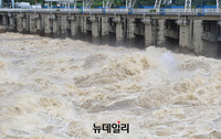 [포토] 수문 개방한 팔당댐...소양강댐 방류 1일 연기