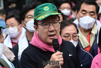 [포토] 수해 피해지역 봉사활동 나선 권성동 원내대표