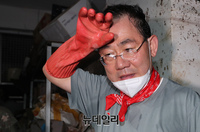 [포토] 수해복구 자원봉사하는 주호영 비대위원장