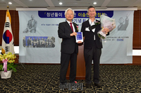 [포토] 박정희 전 대통령 유족에게 책 헌정하는 고영주 대표