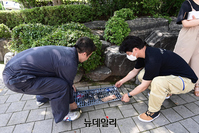 [포토] 이제석광고연구소, 배수구 쓰레기 투기 금지 캠페인 