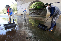 [포토] 집중호우 끝나자 부유물 제거 나선 강남구