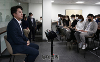 [포토] 취재진 만난 이준석 당대표