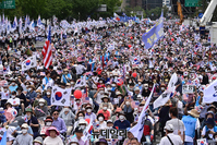 [포토] 서울 도심 모인 보수단체 "문재인 전 대통령 심판 받아라"