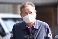 [포토] 산사태 피해 아파트 이동하는 이상민 장관