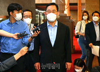 [포토] 질문에 답하는 주호영 국민의힘 비상대책위원장