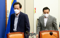 [포토] 비대위 입장하는 우상호·박홍근