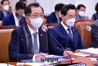 [포토] 답변하는 조승환 해양수산부 장관