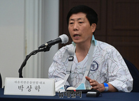 [포토] 입원복 입고 기자회견 참석한 박상학 "사건 실체 밝혀달라"