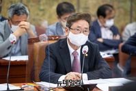 [포토] 답변하는 박보균 문화체육관광부 장관