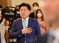 [포토] 국민의례하는 오영훈 제주지사 