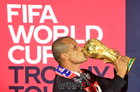 [포토] 피파월드컵에 입맞추는 브라질 히바우두