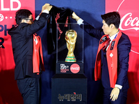 [포토] 전세기로 한국 도착한 피파 월드컵 트로피