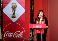 [포토] 피파 월드컵 트로피 공개, 인사말하는 최수정 한국코카콜라 대표